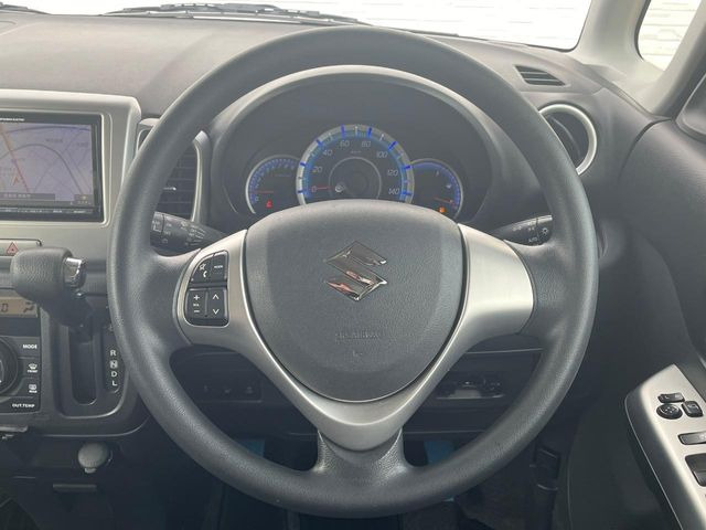 �C���e���A�ɍ��킹���f�U�C���̃X�e�A�����O�́A�^�]�������̂��Ƃ��l���A�^�]���₷���`��A�傫���ł��B�����x�A���ۂɐG���Ă��m���߂��������B