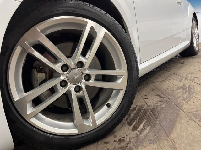 ●純正18インチアルミホイール:輸入車ならではの卓越した走りを支えるホイールと足回りです!日本車の走りに慣れている方にもぜひ体感して頂きたいほど、高いレベルでまとまっています!