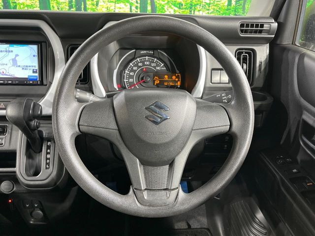 インテリアに合わせたデザインのステアリングは、運転される方のことも考え、運転しやすい形状、大きさです。是非一度、実際に触ってお確かめください。