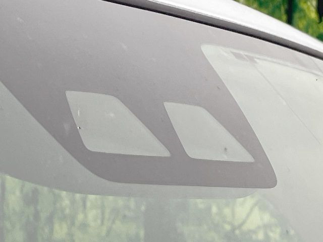 【スマートアシスト】走行中に前方の車両等を認識し、衝突しそうな時は警報とブレーキで衝突回避と被害軽減をアシスト。より安全にドライブをお楽しみいただけます。