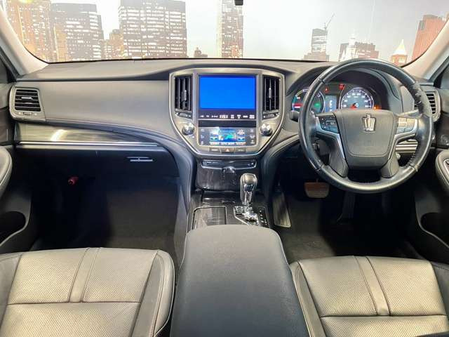 大阪府枚方市にセダンを中心に『お値打ち価格』で展示している良質中古車専門店です。事故歴修復歴なしの車両限定で取り扱い!。関西地域で最もお得な価格かつ最良質車をご提供できるよう努めております。