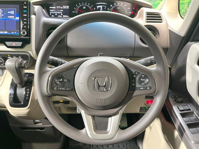 インテリアに合わせたデザインのステアリングは、運転される方のことも考え、運転しやすい形状、大きさです。是非一度、実際に触ってお確かめください。