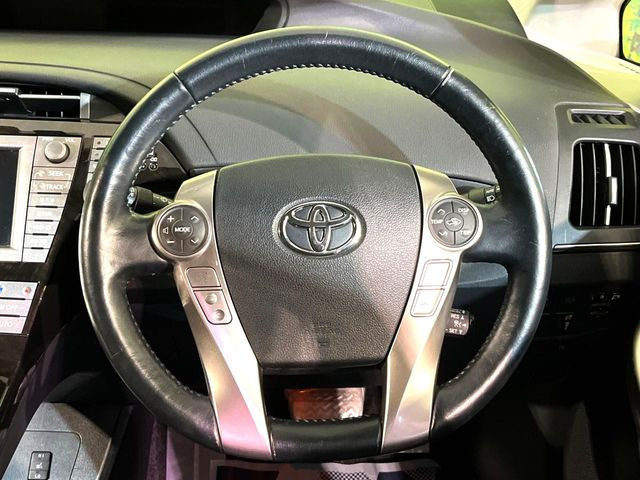 インテリアに合わせたデザインのステアリングは、運転される方のことも考え、運転しやすい形状、大きさです。是非一度、実際に触ってお確かめください。