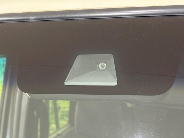 【ホンダセンシング】走行中に前方の車両等を認識し、衝突しそうな時は警報とブレーキで衝突回避と被害軽減をアシスト。より安全にドライブをお楽しみいただけます。