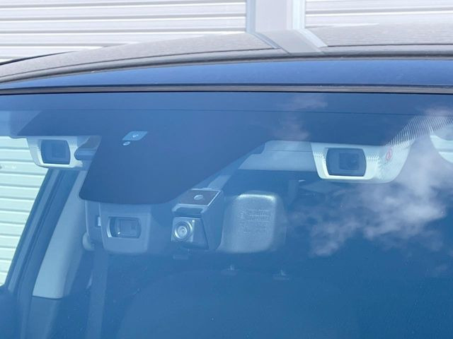【アイサイトVer3】前方の車両等を検知し、衝突しそうな時は警報で注意を促し、ブレーキを踏む力をサポート。ブレーキを踏めなかった場合は衝突被害軽減ブレーキが作動、衝突回避をサポートします。