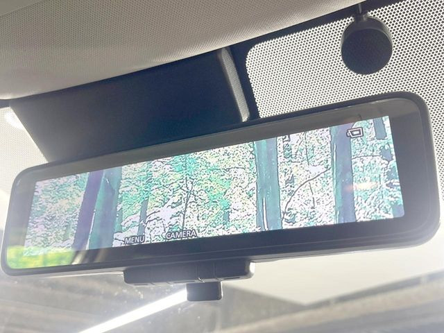 【インテリジェントルームミラー】後席の大きな荷物や同乗者で後方が確認しづらい時でも安心!カメラが撮影した車両後方の映像をルームミラー内に表示。クリアな視界で状況の確認が可能です!