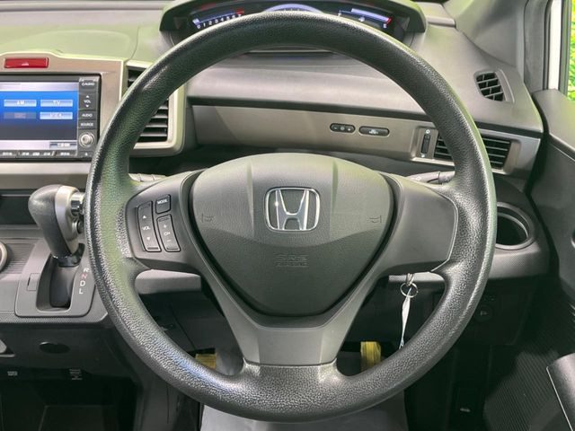 �C���e���A�ɍ��킹���f�U�C���̃X�e�A�����O�́A�^�]�������̂��Ƃ��l���A�^�]���₷���`��A�傫���ł��B�����x�A���ۂɐG���Ă��m���߂��������B