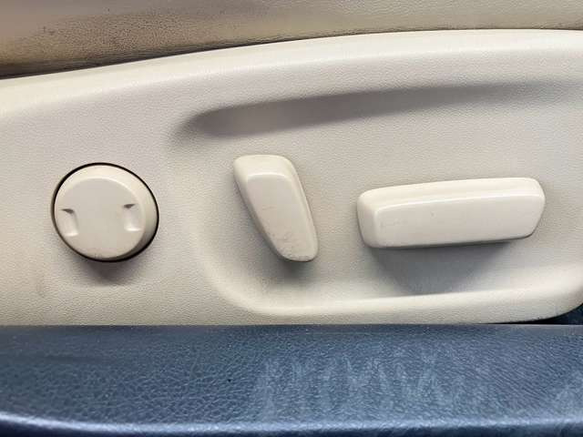 【パワーシート】電動でシートポジションの変更が可能です。手動式より細かくシート設定が可能ですのでより快適な姿勢でドライブを楽しんで頂けるでしょう。