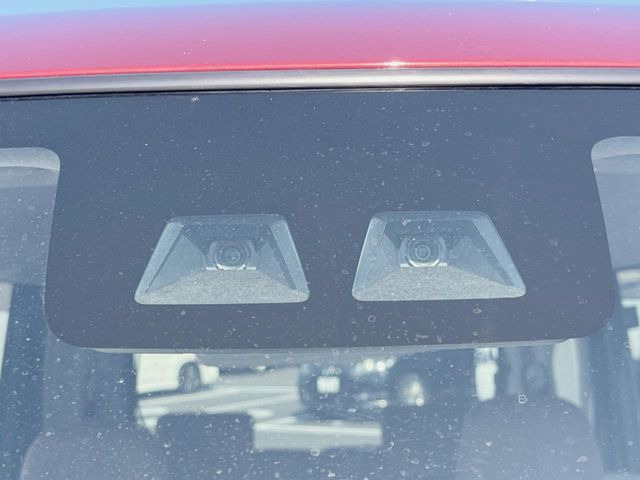 【スマートアシスト】走行中に前方の車両等を認識し、衝突しそうな時は警報とブレーキで衝突回避と被害軽減をアシスト。より安全にドライブをお楽しみいただけます。
