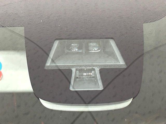 【レーダーブレーキサポート】走行中に前方の車両等を認識し、衝突しそうな時は警報とブレーキで衝突回避と被害軽減をアシスト。より安全にドライブをお楽しみいただけます。