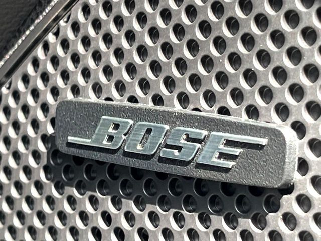 【BOSEサウンドシステム】メーカーオプションの高品位サウンドシステムを搭載。専用のチューニングが施された大小様々なスピーカーから良質なサウンドが奏でられ、臨場感あふれる音響空間を演出します。