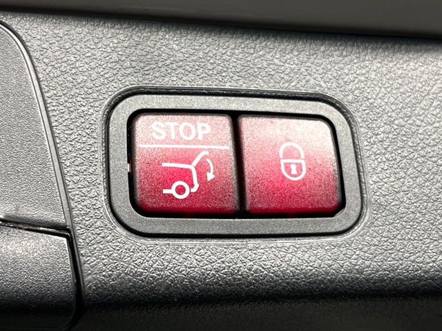 ●電動リアゲート:ワンタッチでリアゲートの開閉ができ、荷物などで両手が塞がっている状態でも簡単に開閉ができる便利機能です。