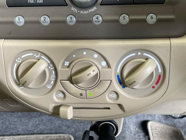 寒い冬も暑い夏も全席に快適な空調を届けてくれる、ダイヤル式エアコンを装備♪