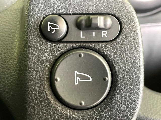 【電動格納ミラー】サイドミラーは電動格納式となっており、狭い駐車場でもキズがつくリスクを抑えられます。