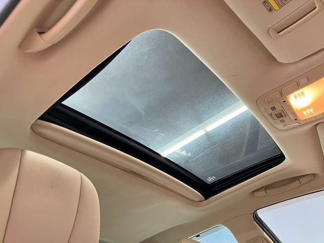 解放感溢れる【サンルーフ】☆車内には爽やかな風や太陽の穏やかな光が差し込みます☆