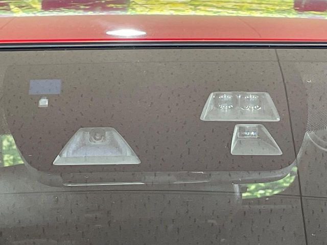 【スマートシティブレーキサポート】低速走行中に前方の車両等を認識し、衝突しそうな時は警報とブレーキで衝突回避と被害軽減をアシスト。より安全にドライブをお楽しみいただけます。