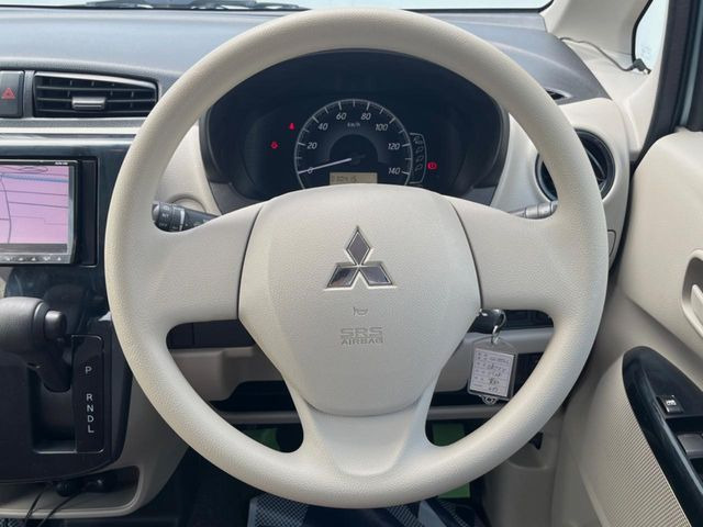 インテリアに合わせたデザインのステアリングは、運転される方のことも考え、運転しやすい形状、大きさです。是非一度、実際に触ってお確かめください。