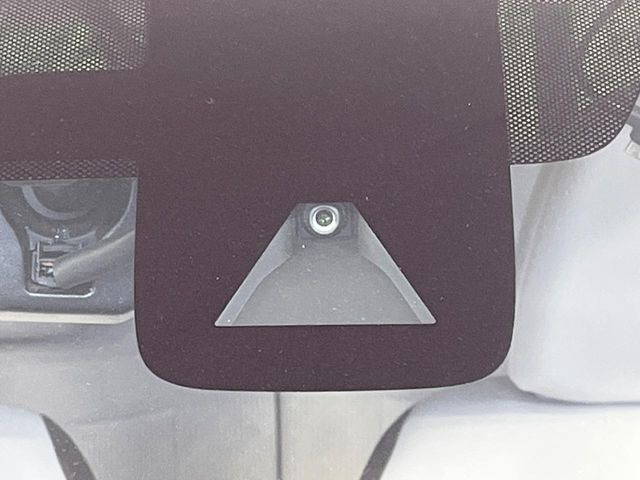 【エマージェンシーブレーキ】走行中に前方の車両等を認識し、衝突しそうな時は警報とブレーキで衝突回避と被害軽減をアシスト。より安全にドライブをお楽しみいただけます。