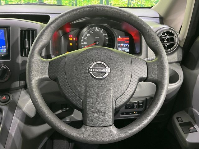 インテリアに合わせたデザインのステアリングは、運転される方のことも考え、運転しやすい形状、大きさです。是非一度、実際に触ってお確かめください。