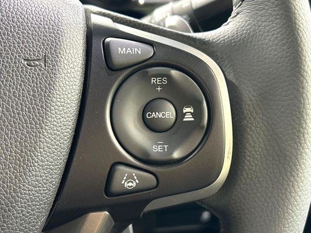 【アダプティブクルーズコントロール】高速道路での長距離走行が楽に!!自動で速度を保つクルーズコントロールが、衝突軽減システムと連携し、前方の車両を感知して車間を保つように速度調節してくれます!!