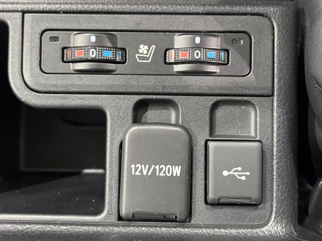 【シートヒーター&ベンチレーション】夏場は涼しい風でお尻や背中の熱やムレを防ぎ、冬はエアコンよりも早く温まってポカポカに!季節を問わず快適に過ごせます。