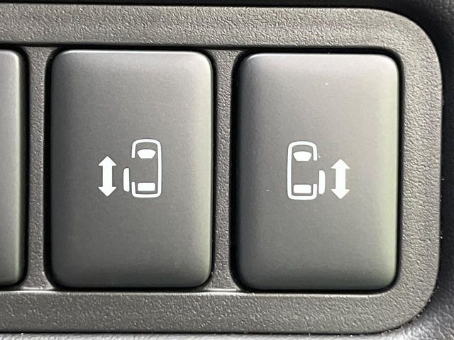 【両側パワースライドドア】スマートキーや運転席のスイッチで後席両側スライドドアの開閉が可能♪電動だから力を入れてドアを開ける必要が無く、小さなお子様でも簡単に開け閉めでき快適です♪