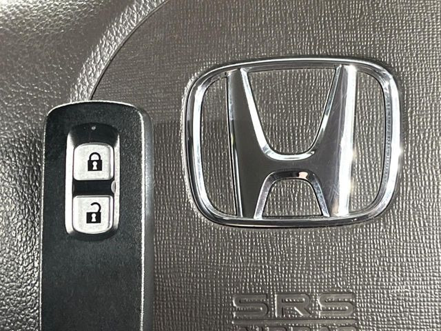 【Hondaスマートキー】カバンやポケットに入れたままでもドアの施錠・解錠が可能なスマートキーを装備。エンジンのオン・オフ時もカギを取り出す必要が無いからとっても便利です♪