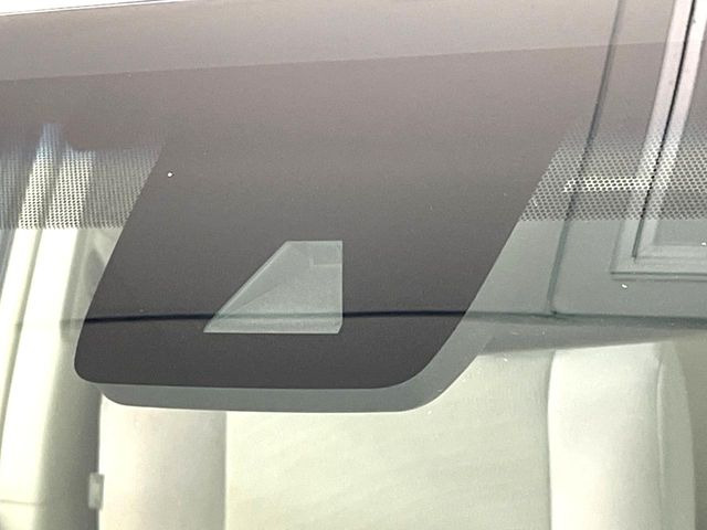 【トヨタセーフティセンス】走行中に前方の車両等を認識し、衝突しそうな時は警報とブレーキで衝突回避と被害軽減をアシスト。より安全にドライブをお楽しみいただけます。