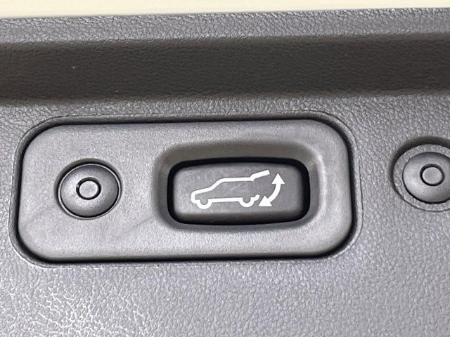【パワーバックドア】スマートキーや運転席のボタンを押すだけでリアゲートが自動で開閉します!荷物を持っている時や、高い位置にあるバックドアを閉める際に便利な機能です♪