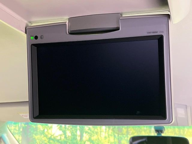 【純正フリップダウン】大画面モニターで後席でもエンタメをお楽しみいただけます。家族や友人とお出かけする機会が多い方に大人気です♪