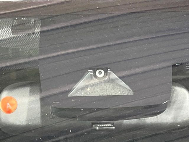 【プリクラッシュセーフティ】前方の車両等を検知し、衝突しそうな時は警報で注意を促し、ブレーキを踏む力をサポート。ブレーキを踏めなかった場合は衝突被害軽減ブレーキが作動、衝突回避をサポートします。