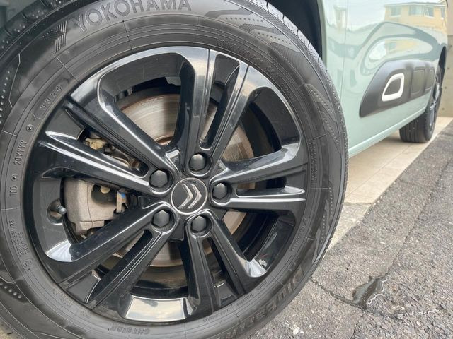 ●純正アルミホイール:輸入車ならではの卓越した走りを支えるホイールと足回りです!日本車の走りに慣れている方にもぜひ体感して頂きたいほど、高いレベルでまとまっています!