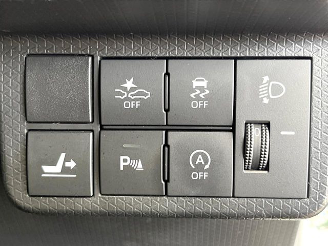 【スマートアシスト】走行中に前方の車両等を認識し、衝突しそうな時は警報とブレーキで衝突回避と被害軽減をアシスト。より安全にドライブをお楽しみいただけます。