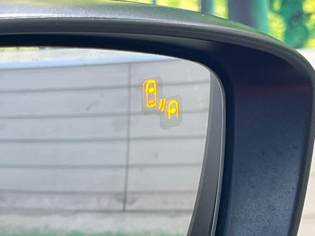 【ブラインドスポットモニタリング】走行中、ドアミラーの死角になりやすい箇所に後続車が接近するとサイドミラー付近に警告を表示、ドライバーに注意喚起をしてくれます。