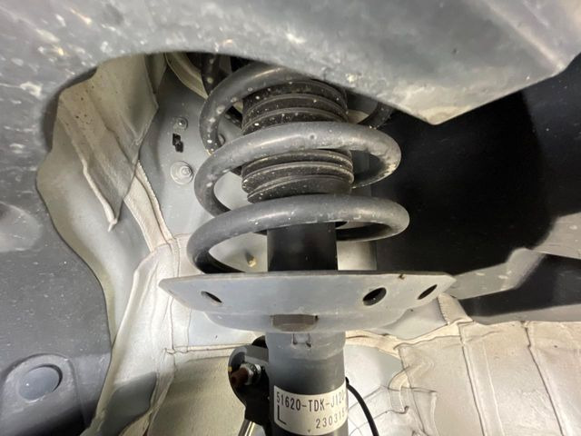 お車を安心してお乗りいただく為には、足回りの定期点検が欠かせません。サービスサポート(有償保証)では無料点検もご提供しており、安心のカーライフをお過ごしいただけるサポート体制が整っています。