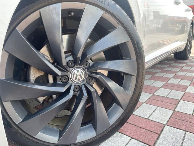 ●純正16インチアルミホイール:輸入車ならではの卓越した走りを支えるホイールと足回りです!日本車の走りに慣れている方にもぜひ体感して頂きたいほど、高いレベルでまとまっています!