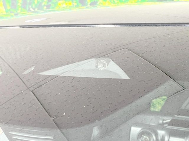 【スマートブレーキサポート】走行中に前方の車両等を認識し、衝突しそうな時は警報とブレーキで衝突回避と被害軽減をアシスト。より安全にドライブをお楽しみいただけます。