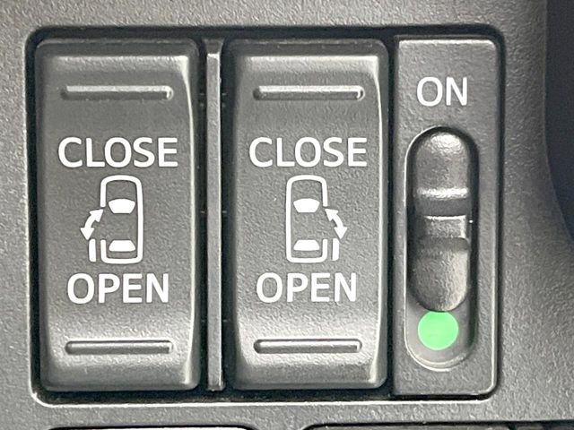【両側パワースライドドア】スマートキーや運転席のスイッチで後席両側スライドドアの開閉が可能♪電動だから力を入れてドアを開ける必要が無く、小さなお子様でも簡単に開け閉めでき快適です♪