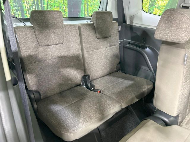 床下収納式のサードシートです。座席部分をコンパクトに収納でき、広大な荷室スペースとしてお使いいただけます!乗車人数や荷物の量など利用シーンに合わせて3列目を有効活用でき、とっても便利♪