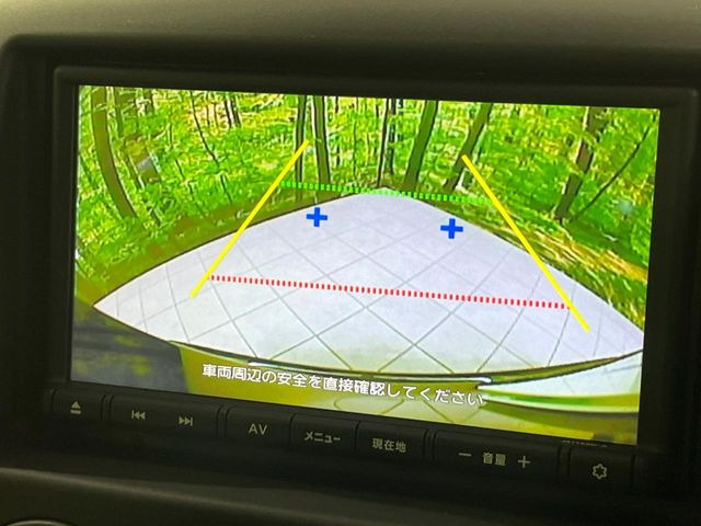 【バックカメラ】駐車時に後方がリアルタイム映像で確認できます。大型商業施設や立体駐車場での駐車時や、夜間のバック時に大活躍!運転スキルに関わらず、今や必須となった装備のひとつです!