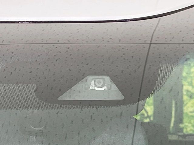 【ホンダセンシング】走行中に前方の車両等を認識し、衝突しそうな時は警報とブレーキで衝突回避と被害軽減をアシスト。より安全にドライブをお楽しみいただけます。