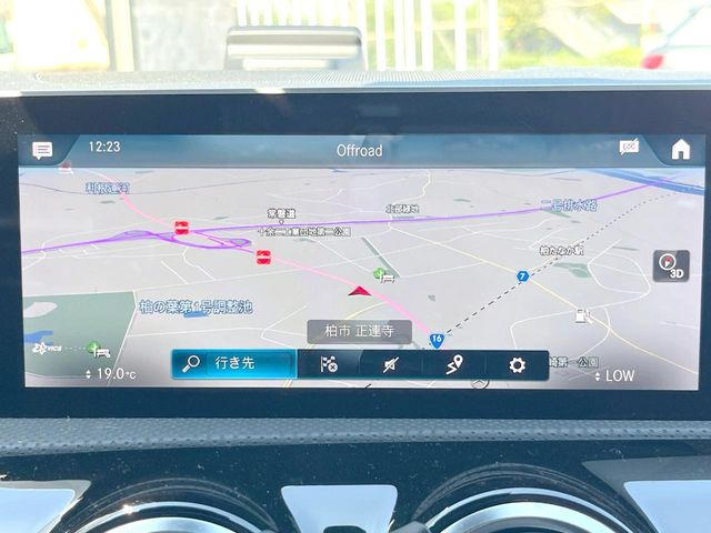 ●メルセデスベンツ純正ナビ:一体感のあるナビは、高級感ある車内を演出してくれます。オーディオ機能も充実しておりますので、運転もより楽しめます♪