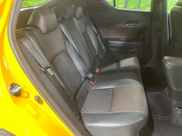 後部座席も気になるようなキズ・汚れやへたり等、大きなダメージはなく、良好な状態です。