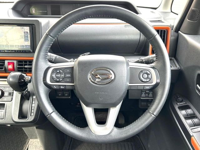 【純正革巻きステアリング】上質な革を使用することで、手にしっかり馴染みとても運転しやすいハンドルです♪