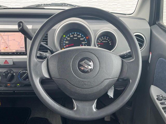 �C���e���A�ɍ��킹���f�U�C���̃X�e�A�����O�́A�^�]�������̂��Ƃ��l���A�^�]���₷���`��A�傫���ł��B�����x�A���ۂɐG���Ă��m���߂��������B