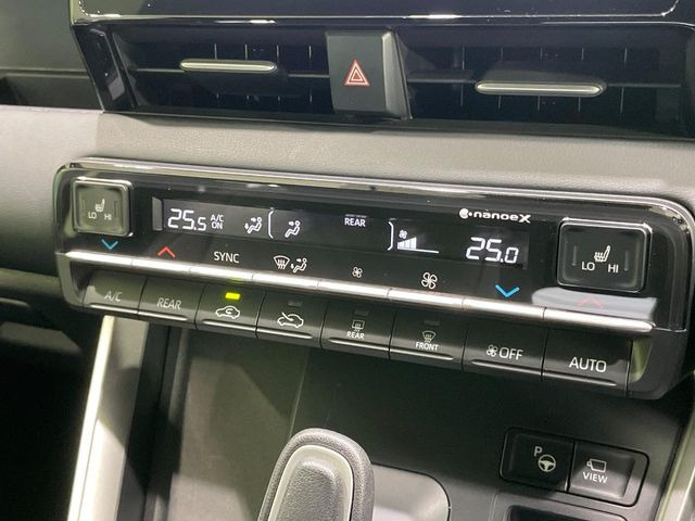 【左右独立型フルオートエアコン】運転席と助手席でそれぞれお好みの温度に設定可能。同乗者にも配慮した、快適な空調をお届け致します。