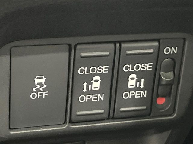 【両側パワースライドドア】スマートキーや運転席のスイッチで後席両側スライドドアの開閉が可能♪電動だから力を入れてドアを開ける必要が無く、小さなお子様でも簡単に開け閉めでき快適です♪