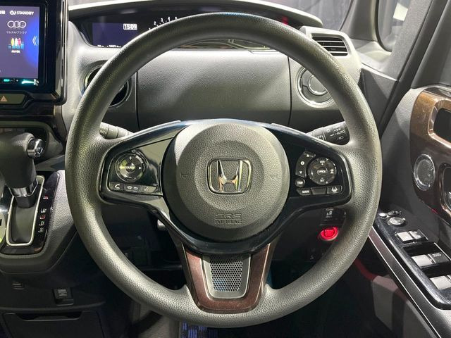 インテリアに合わせたデザインのステアリングは、運転される方のことも考え、運転しやすい形状、大きさです。是非一度、実際に触ってお確かめください。