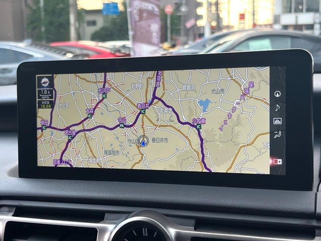 【メーカー純正ナビ】インテリアに溶け込むスタイリッシュな「専用設計」メーカーナビを装備♪視認性や操作性など基本性能にも優れ、より上質なカーライフをお楽しみいただけます。