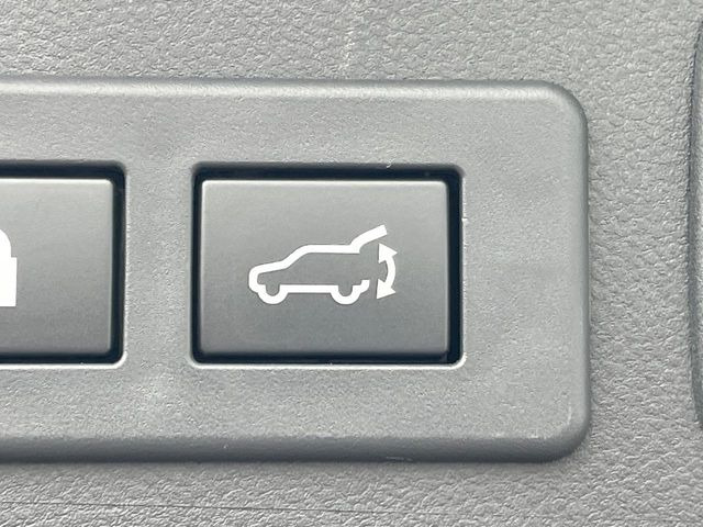 【パワーバックドア】スマートキーや運転席のボタンを押すだけでリアゲートが自動で開閉します!荷物を持っている時や、高い位置にあるバックドアを閉める際に便利な機能です♪